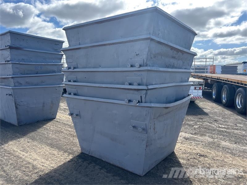  Quantity of (5) 3 m3 Skip Waste Container معدات البناء - غير ذلك