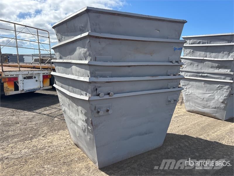  Quantity of (5) 3 m3 Skip Waste Container معدات البناء - غير ذلك