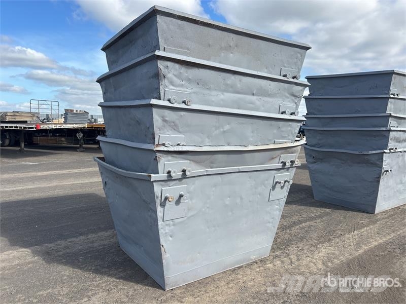  Quantity of (5) 3 m3 Skip Waste Container معدات البناء - غير ذلك