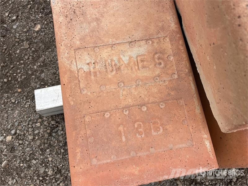Quantity of (6) Concrete Railway Sleepers Інші причепи