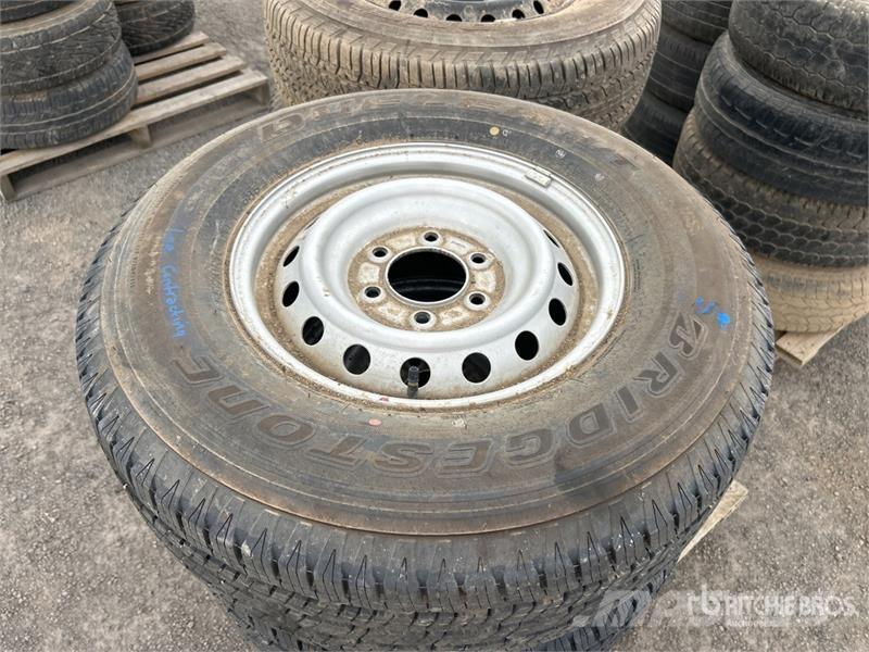  Quantity of (8) Tires Gume, kotači i naplatci