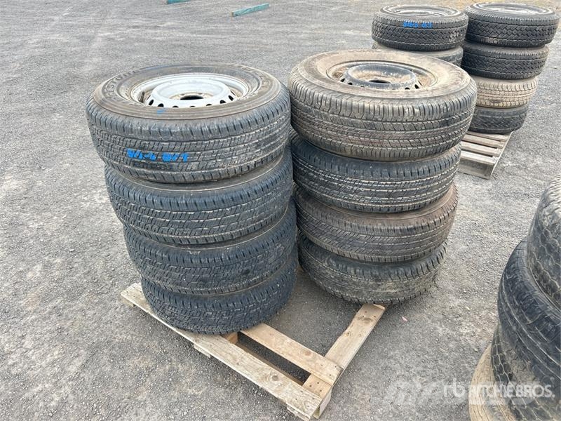  Quantity of (8) Tires Gume, kotači i naplatci
