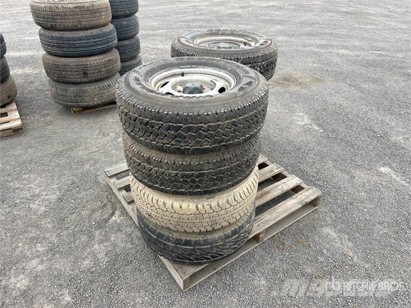  Quantity of (8) Tires Gume, kotači i naplatci