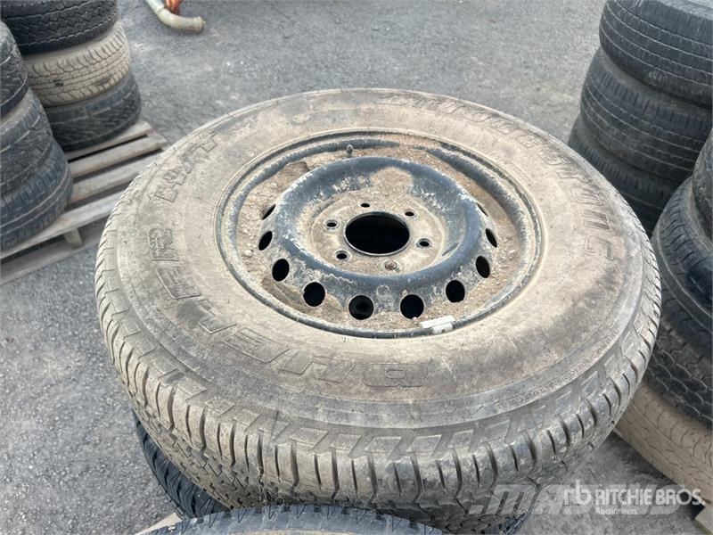  Quantity of (8) Tires Gume, kotači i naplatci
