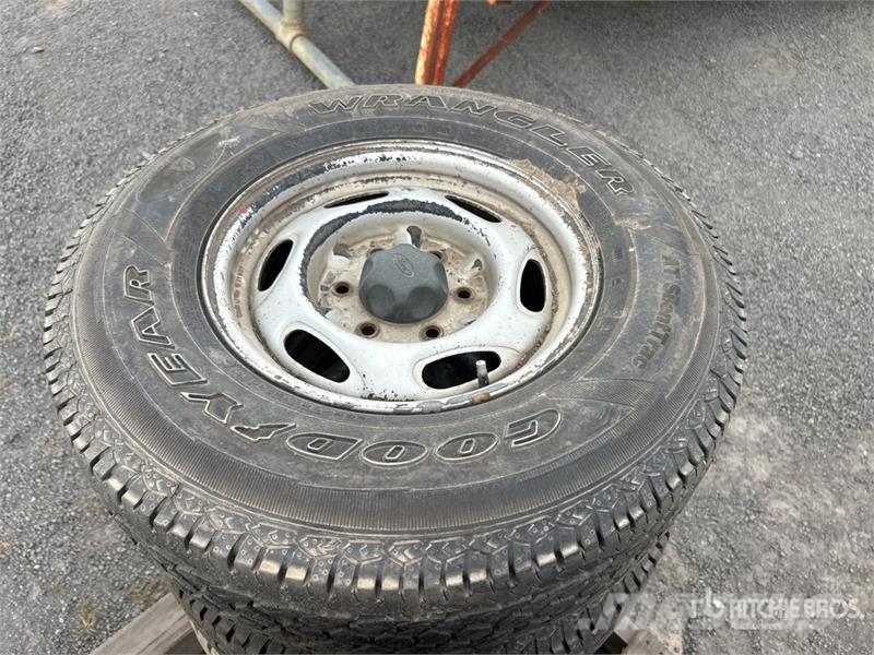 Quantity of 8 Tyres Tyres, wheels and rims