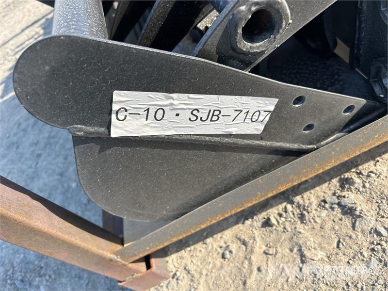 Quantity of (8) VICSEC VCA-8 Mini Excavator Attac Компоненты строительной техники