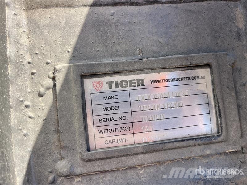  Quantity of Excavator Bucket - Fits Develon DX35 ( Baldes