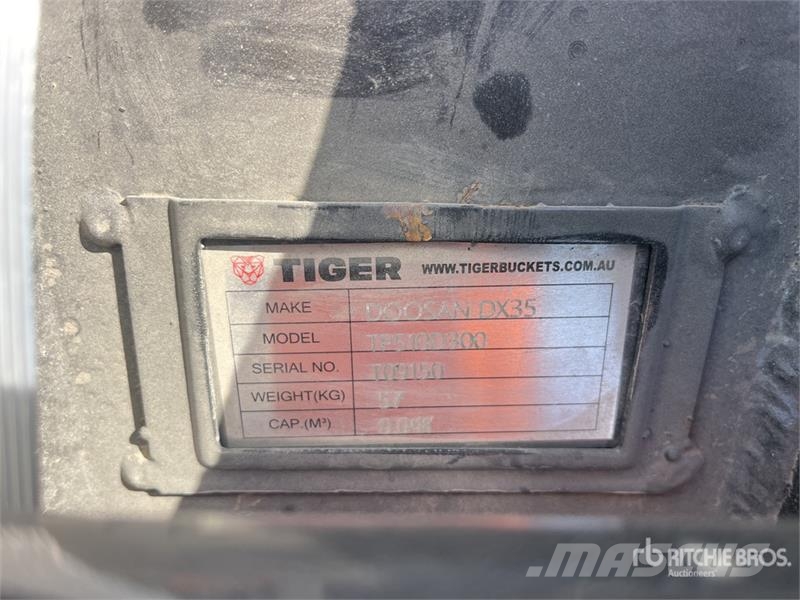  Quantity of Excavator Bucket - Fits Develon DX35 ( Baldes