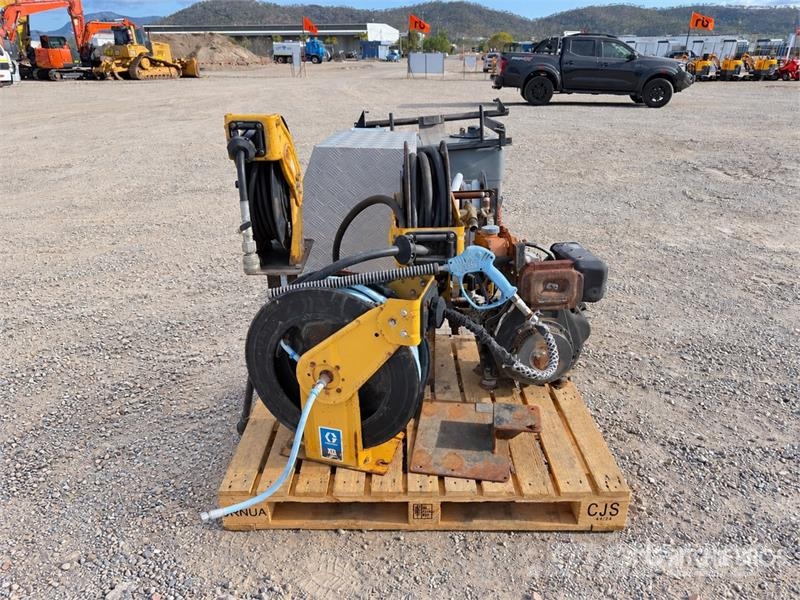  Quantity of Graco XD Hose Reels & Poly Tank Građevinarstvo – ostalo