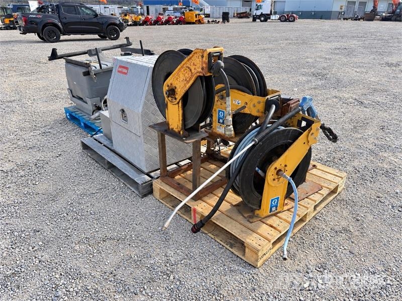  Quantity of Graco XD Hose Reels & Poly Tank Građevinarstvo – ostalo