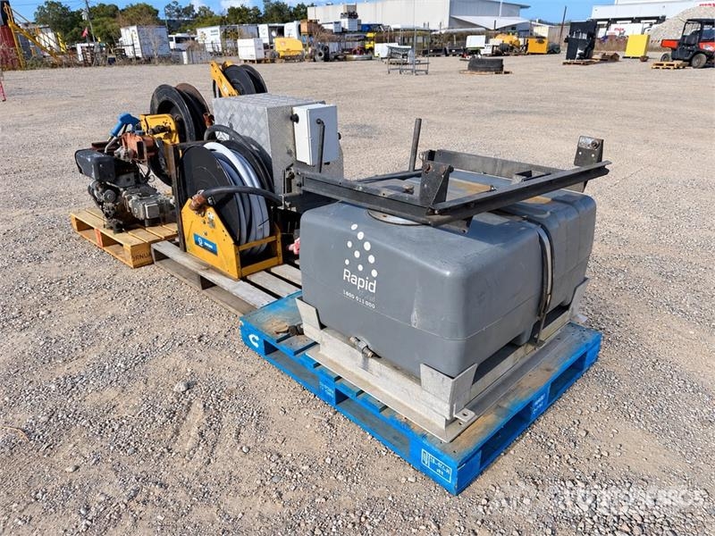  Quantity of Graco XD Hose Reels & Poly Tank Građevinarstvo – ostalo