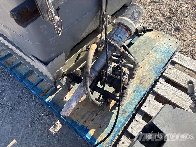  Quantity of Graco XD Hose Reels & Poly Tank Građevinarstvo – ostalo