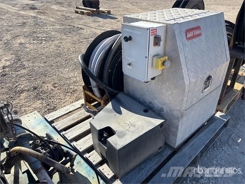  Quantity of Graco XD Hose Reels & Poly Tank Građevinarstvo – ostalo