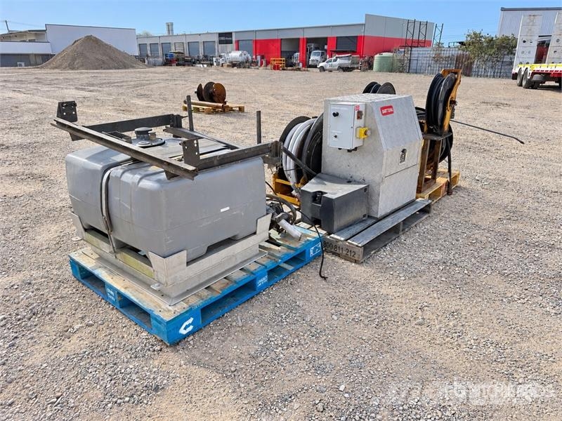  Quantity of Graco XD Hose Reels & Poly Tank Građevinarstvo – ostalo