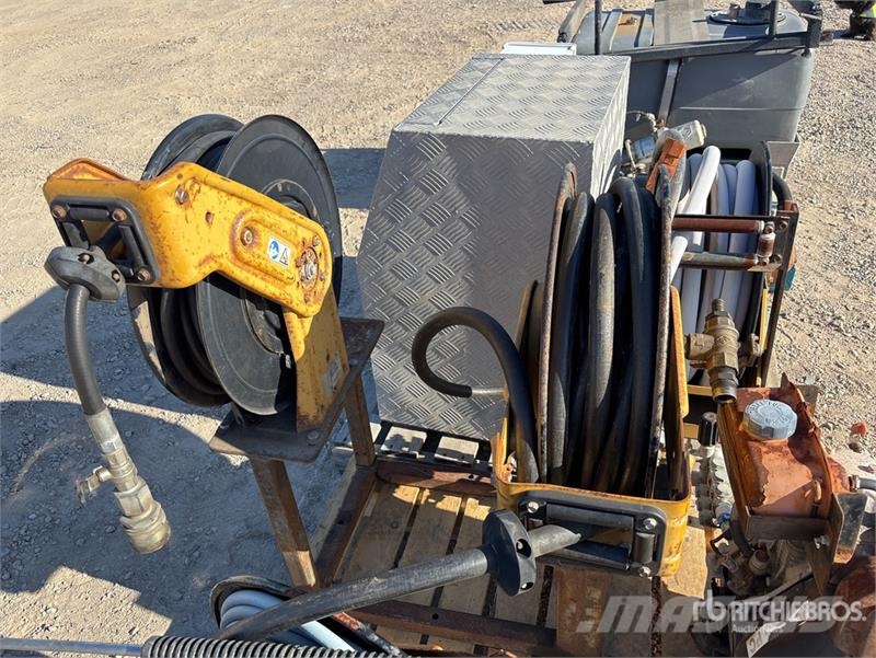 Quantity of Graco XD Hose Reels & Poly Tank Građevinarstvo – ostalo