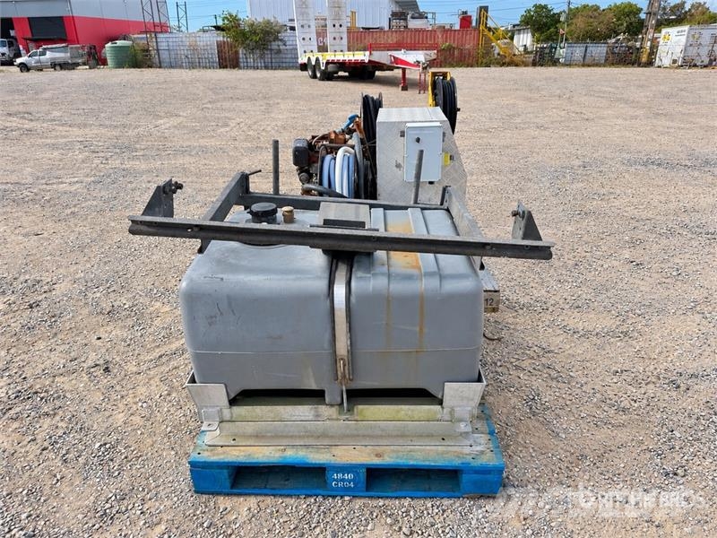  Quantity of Graco XD Hose Reels & Poly Tank Građevinarstvo – ostalo