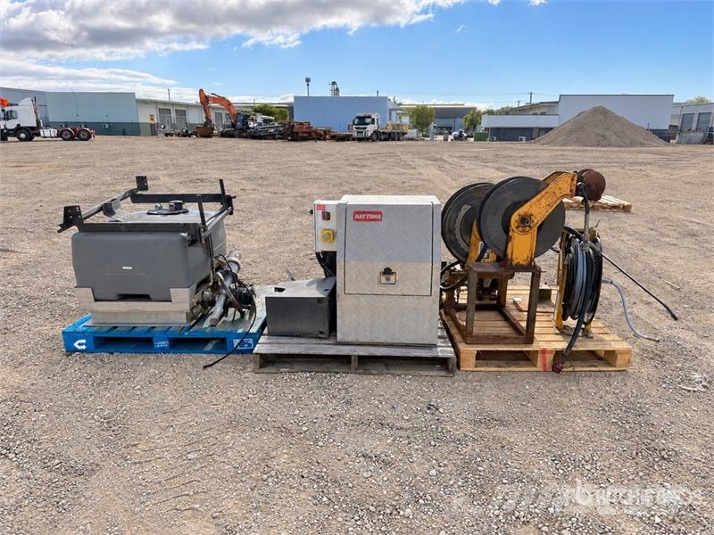  Quantity of Graco XD Hose Reels & Poly Tank Građevinarstvo – ostalo