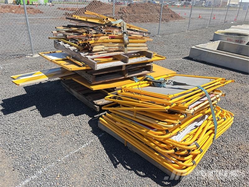  Quantity of Traffic Control Signs معدات النقل - غير ذلك