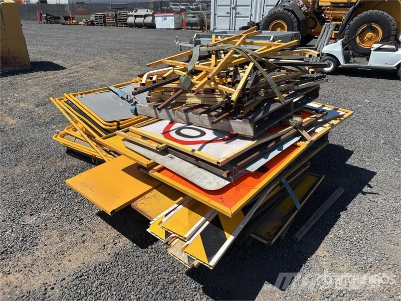  Quantity of Traffic Control Signs معدات النقل - غير ذلك