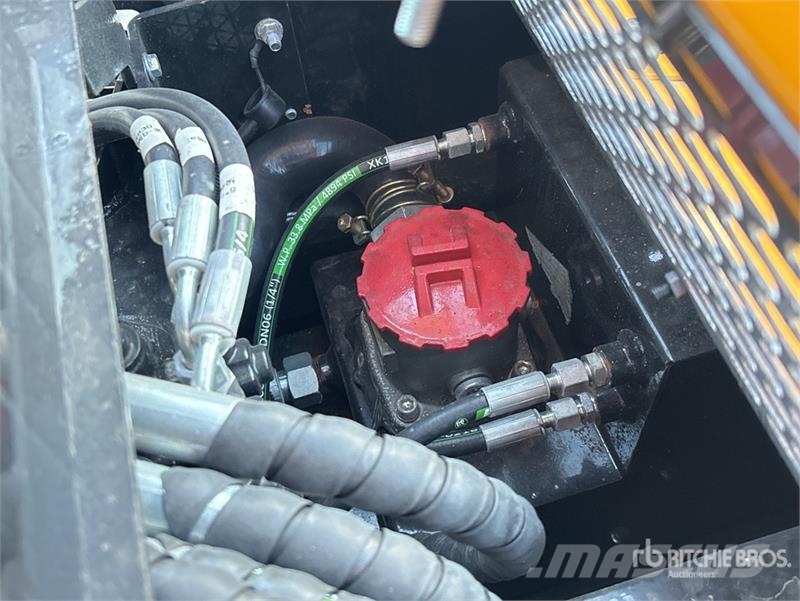 SDLOOL SL1050L Mini Compact Track Loader (Unused) Skid steer loaders