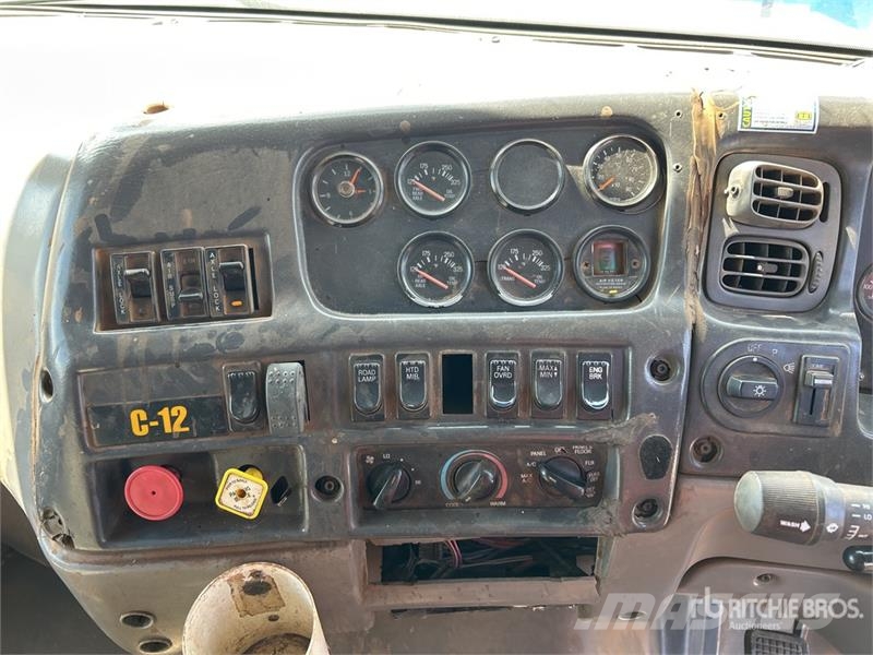 Sterling LT9500 Тягачі