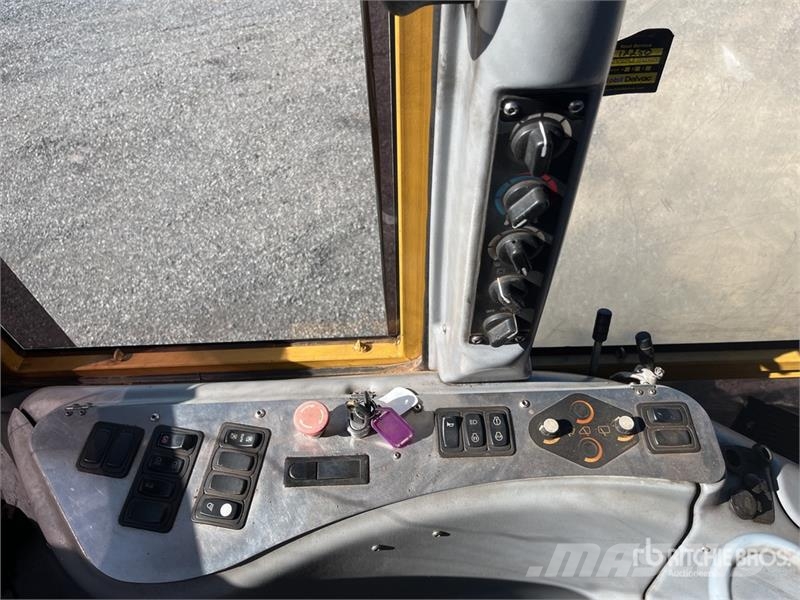 Tigercat 1075B 8x8 Series ll Log Forwarder Forwarder