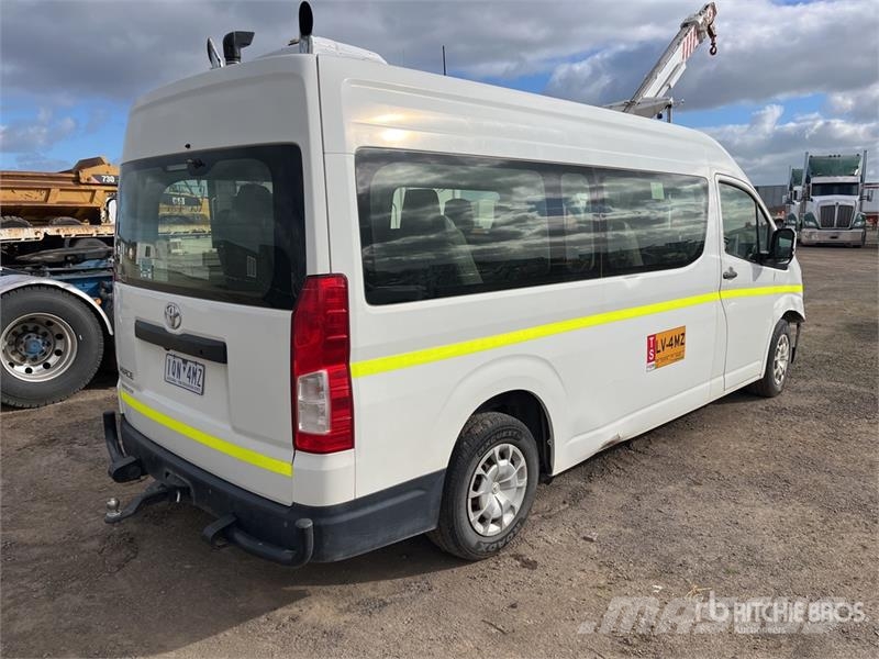Toyota Hiace 4x2 11-Seat Mini Bus Mikroautobusai