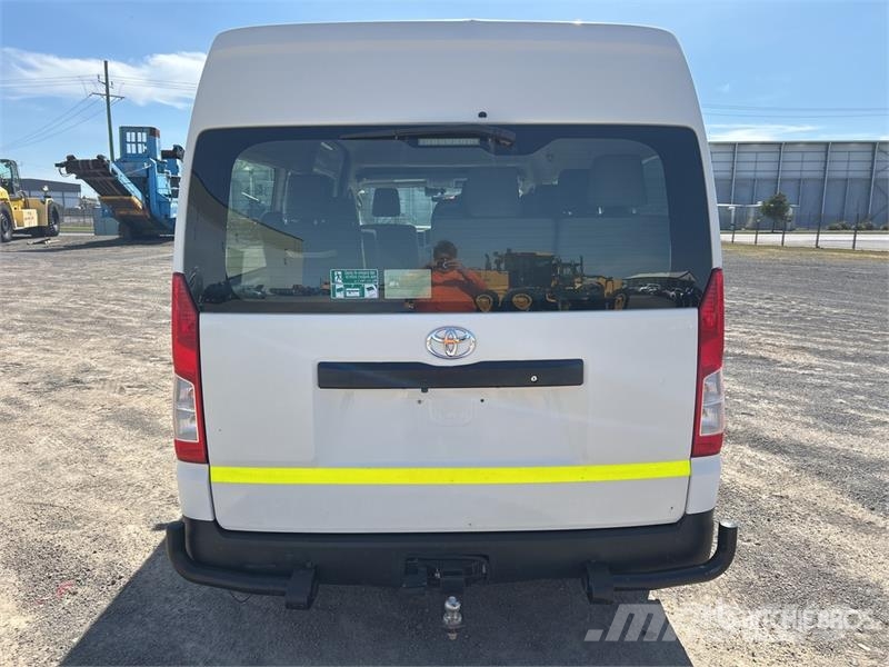 Toyota Hiace 4x2 11-Seat Mini Bus Minibussit