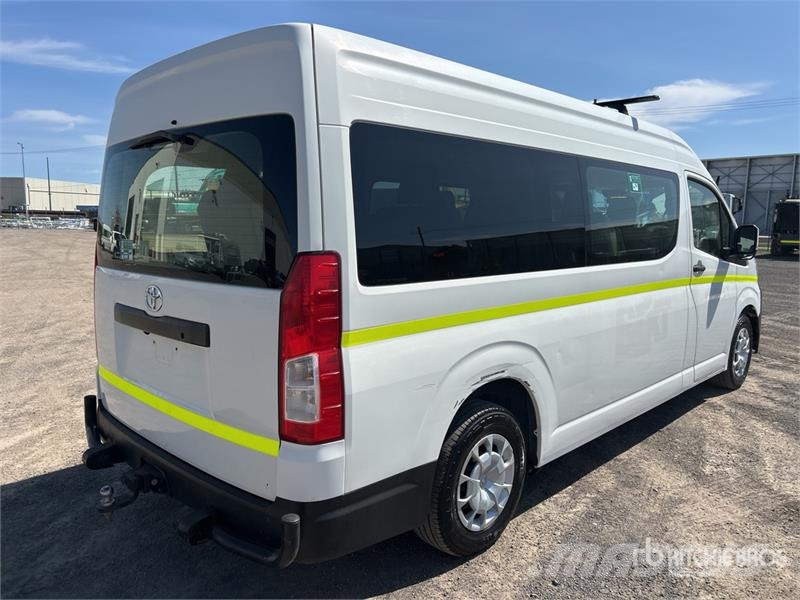 Toyota Hiace 4x2 11-Seat Mini Bus Minibussit
