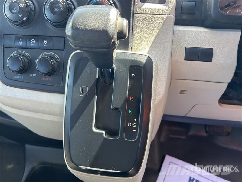 Toyota Hiace 4x2 11-Seat Mini Bus Minibussit