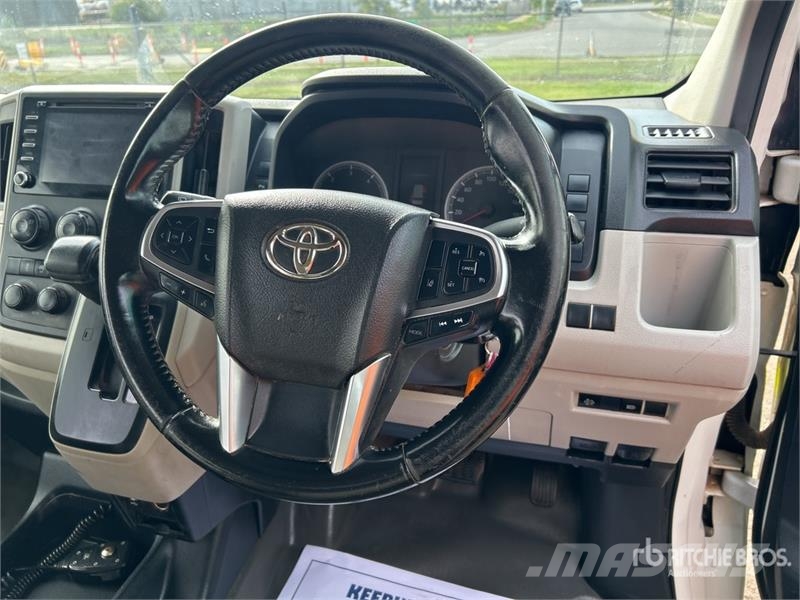 Toyota Hiace 4x2 11-Seat Mini Bus Minibuses