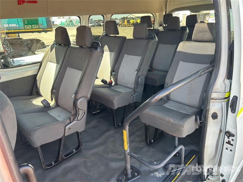Toyota Hiace 4x2 11-Seat Mini Bus Minibussit