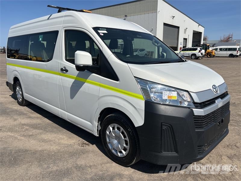 Toyota Hiace 4x2 11-Seat Mini Bus Minibussit