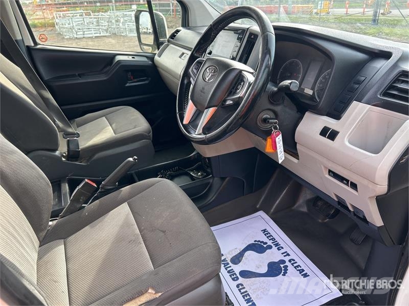 Toyota Hiace 4x2 11-Seat Mini Bus Minibuses