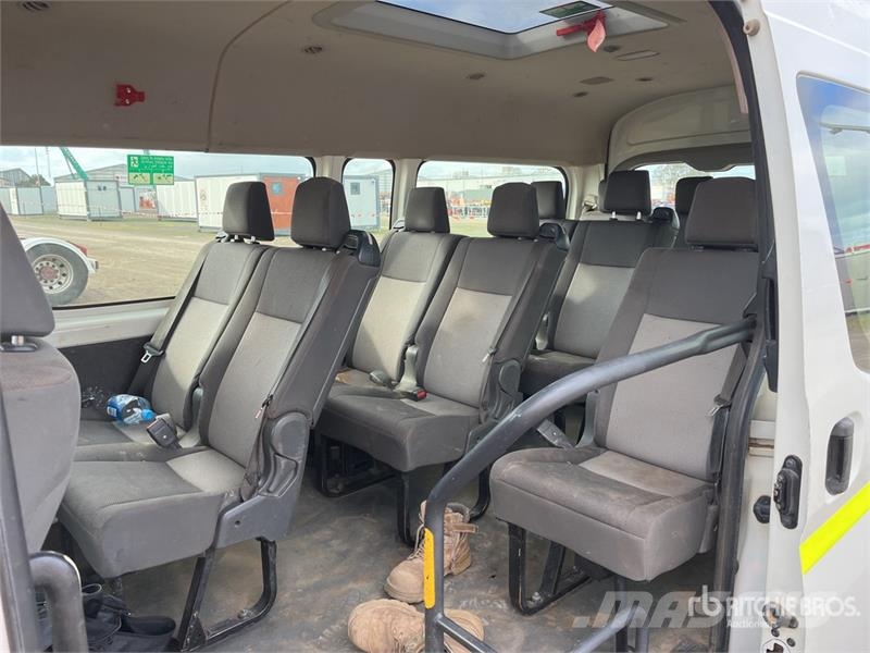 Toyota Hiace 4x2 11-Seat Mini Bus Mikroautobusai