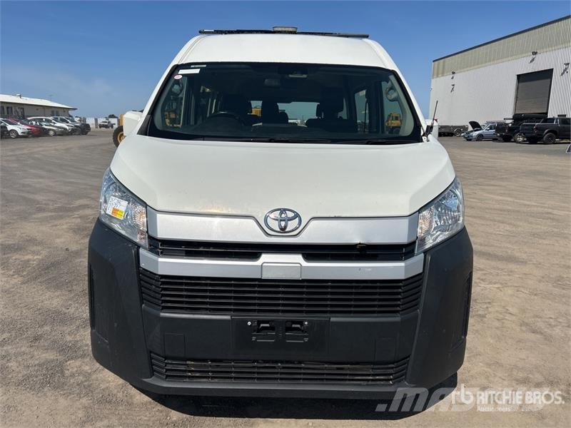 Toyota Hiace 4x2 11-Seat Mini Bus Minibussit