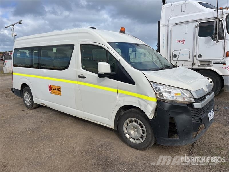 Toyota Hiace 4x2 11-Seat Mini Bus Mikroautobusai