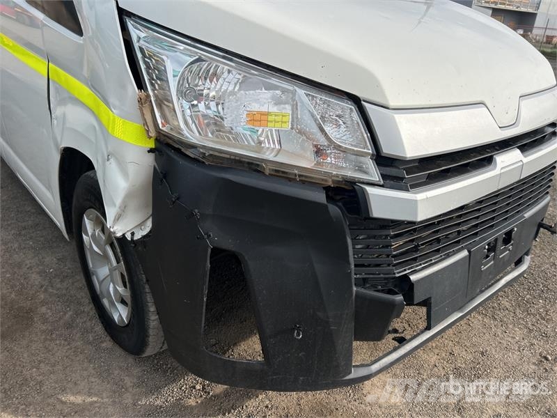 Toyota Hiace 4x2 11-Seat Mini Bus Minibuses