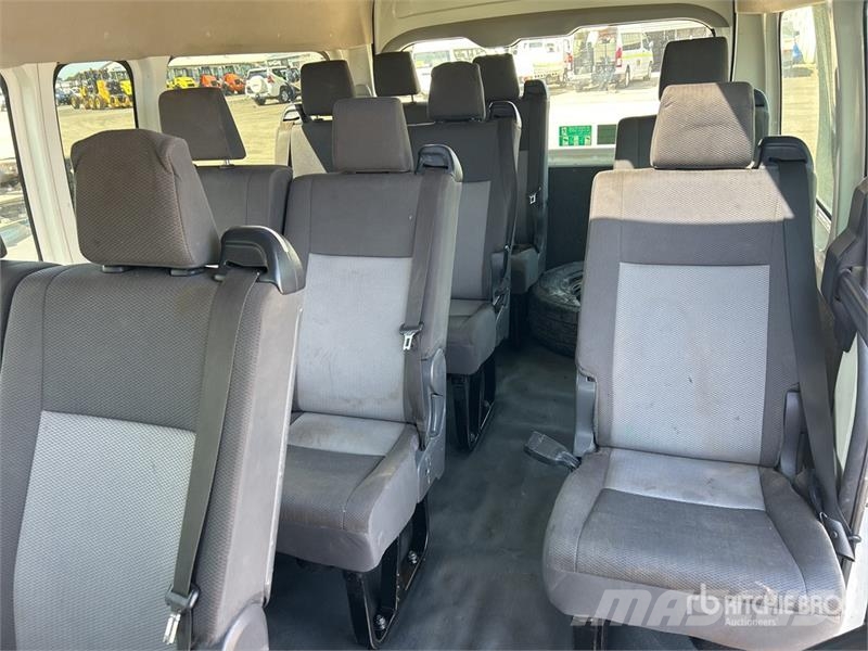Toyota Hiace 4x2 11-Seat Mini Bus Minibussit