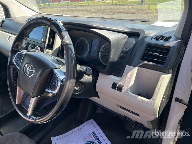 Toyota Hiace 4x2 11-Seat Mini Bus Minibussit
