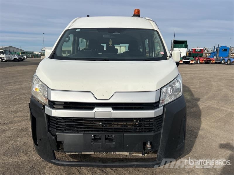 Toyota Hiace 4x2 11-Seat Mini Bus Minibuses
