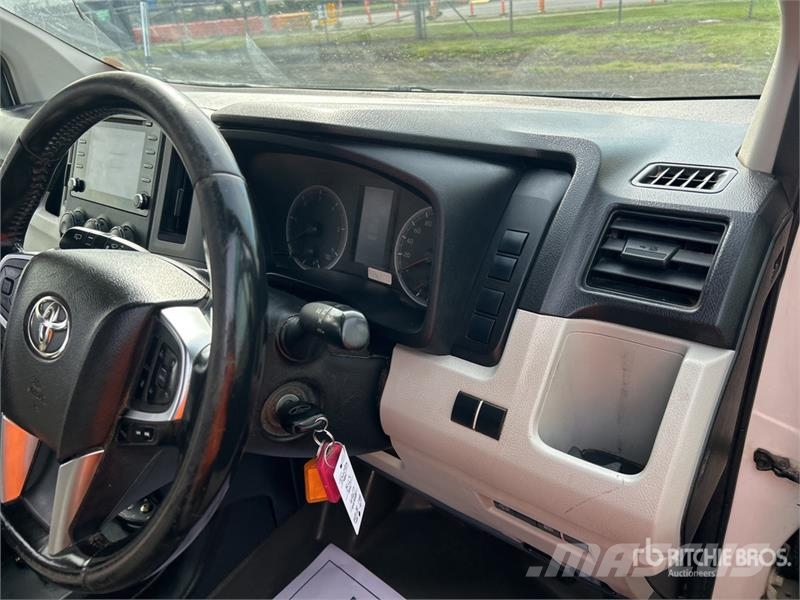 Toyota Hiace 4x2 11-Seat Mini Bus Minibuses