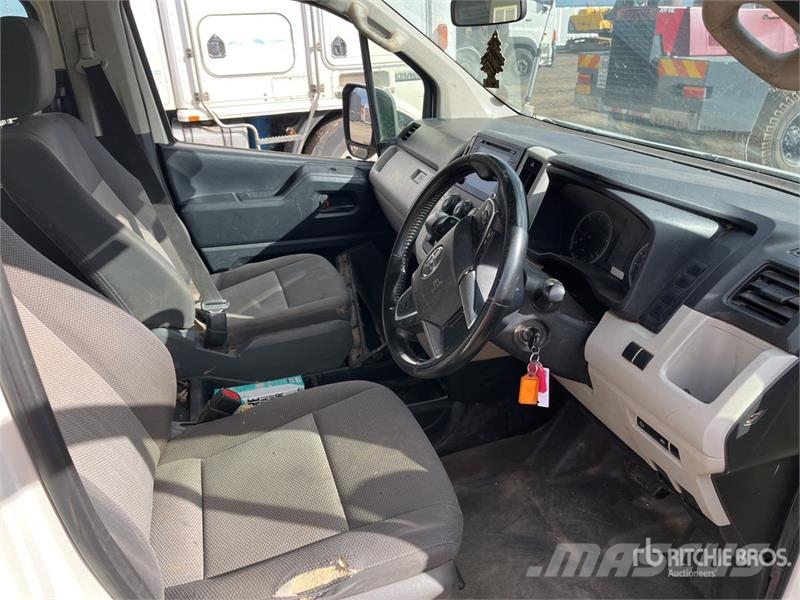 Toyota Hiace 4x2 11-Seat Mini Bus Mikroautobusai