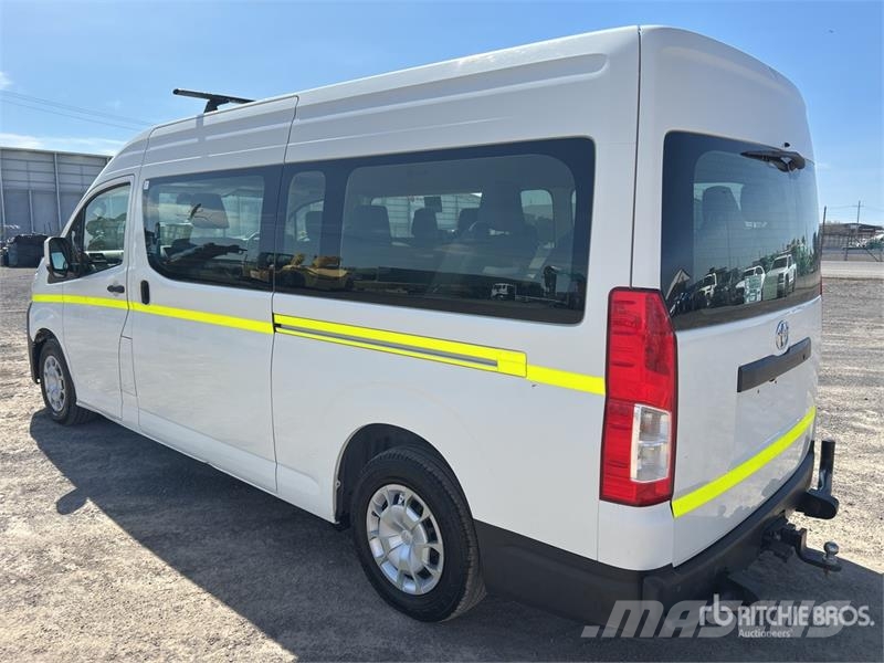 Toyota Hiace 4x2 11-Seat Mini Bus Minibussit