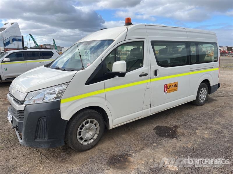 Toyota Hiace 4x2 11-Seat Mini Bus Mikroautobusai