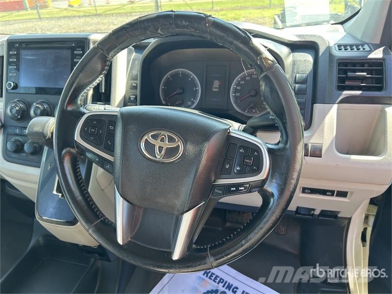 Toyota Hiace 4x2 11-Seat Mini Bus Minibussit