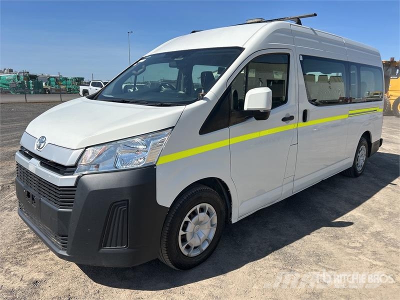 Toyota Hiace 4x2 11-Seat Mini Bus Minibussit