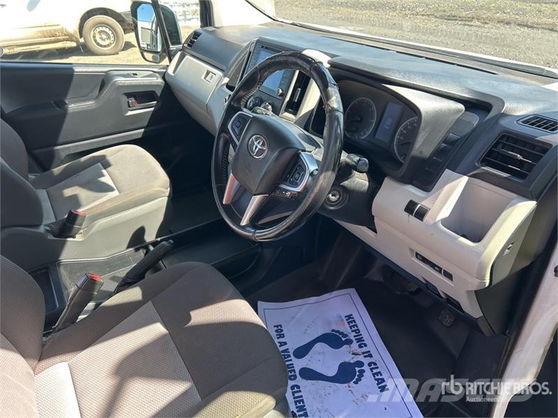 Toyota Hiace 4x2 11-Seat Mini Bus Minibussit