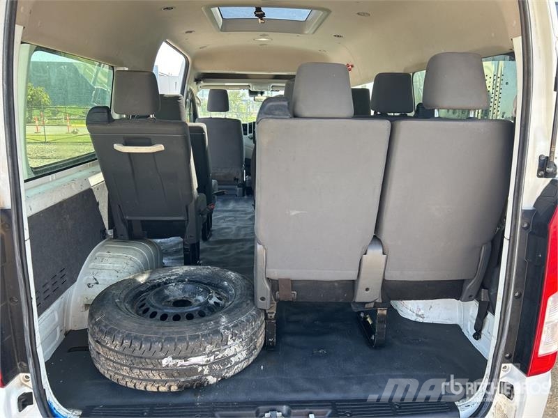 Toyota Hiace 4x2 11-Seat Mini Bus Minibussit