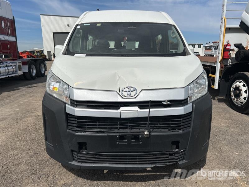 Toyota HiAce Commuter 11-Seat Mini Bus Mini bus